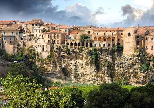 Oppdag spennende historie med ruiner, slott og fjellandsbyer