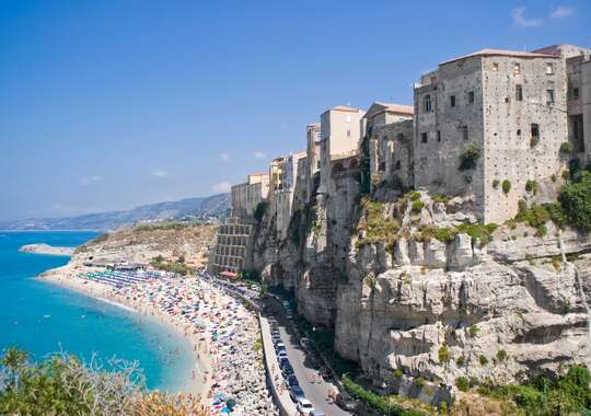 Fantastiske sandstrande ved Tropea by i Calabrien, Syditalien med Amisol