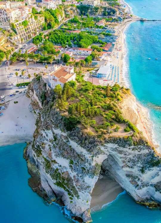 Calabria i Sør-Italia med den ikoniske klippebyen Tropea og det krystallklare Tyrrenhavet