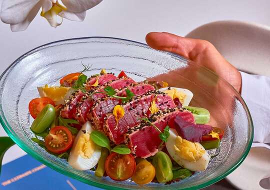 Gourmetrett med ferske råvarer servert på restaurant i Marassi ved Middelhavet