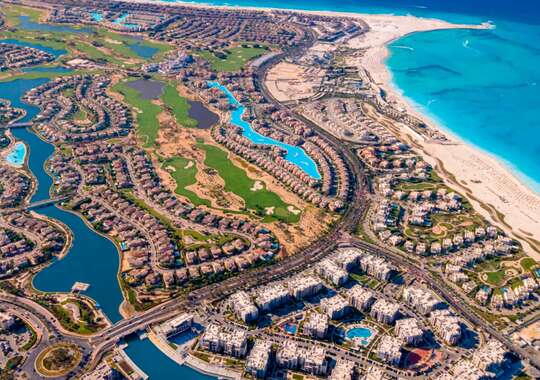 Luftutsikt over Marassi med golfbane, marina, laguner og hvite sandstrender ved Middelhavet i Egypt