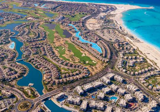Luftutsikt over Marassi med golfbane, marina, laguner og hvite sandstrender ved Middelhavet i Egypt