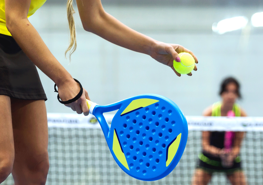 Spill Paddletennis i Marassi ved Middelhavet med Amisol