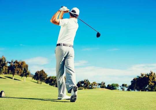 Golfspiller på golfbanen i Marassi langs Alexandriakysten i Egypt.