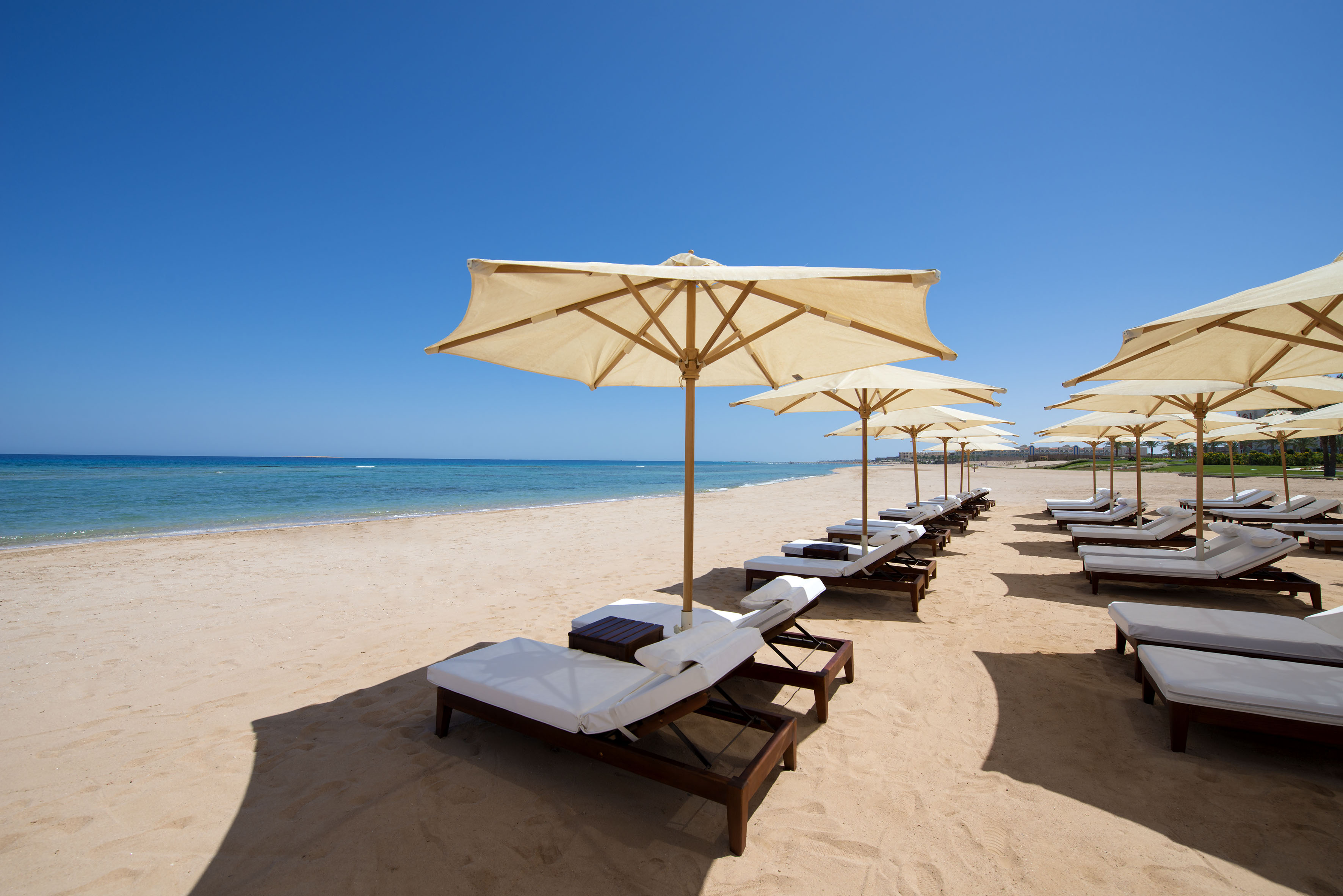 Ligge stole på en solrig strand i Egypten