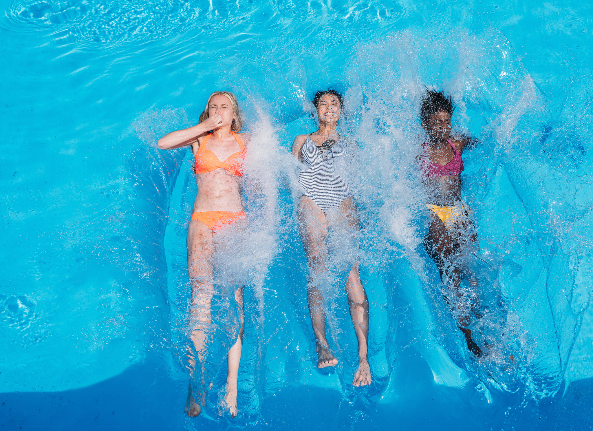 3 piger svømmer sammen i en smuk pool i Sharm el Sheikh