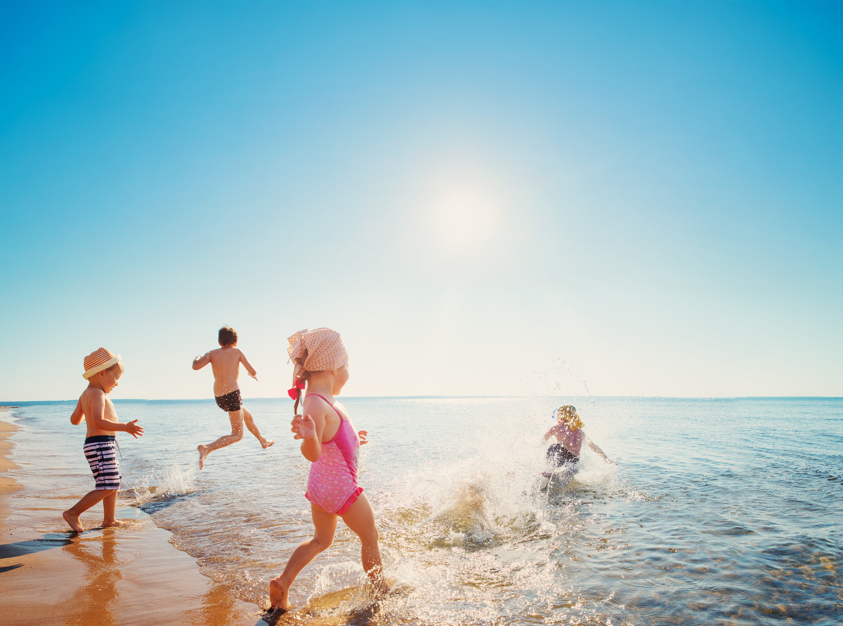 2 personer som leger i vandland