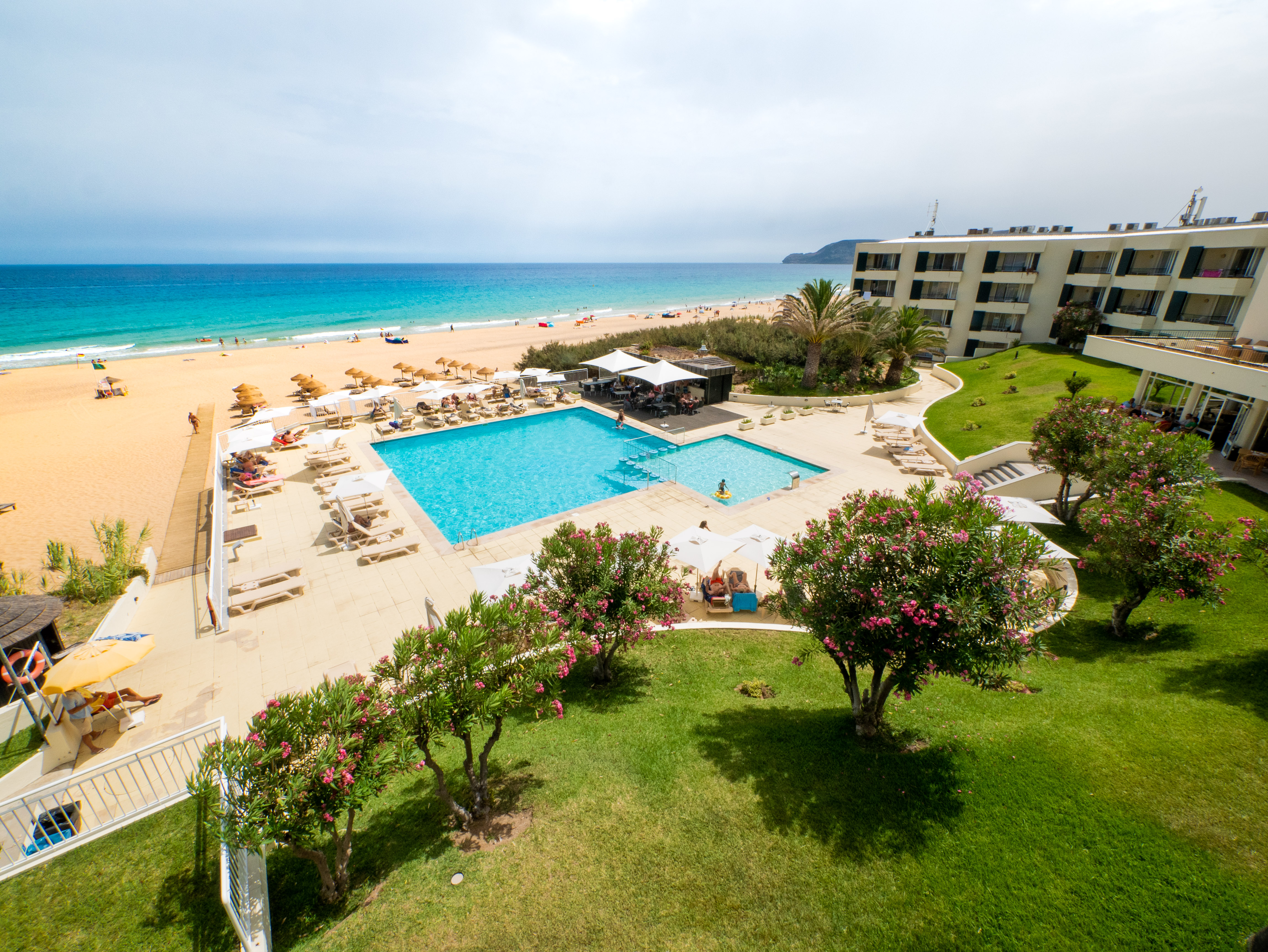 Bassengområdet ved stranden på Vila Baleria Suites